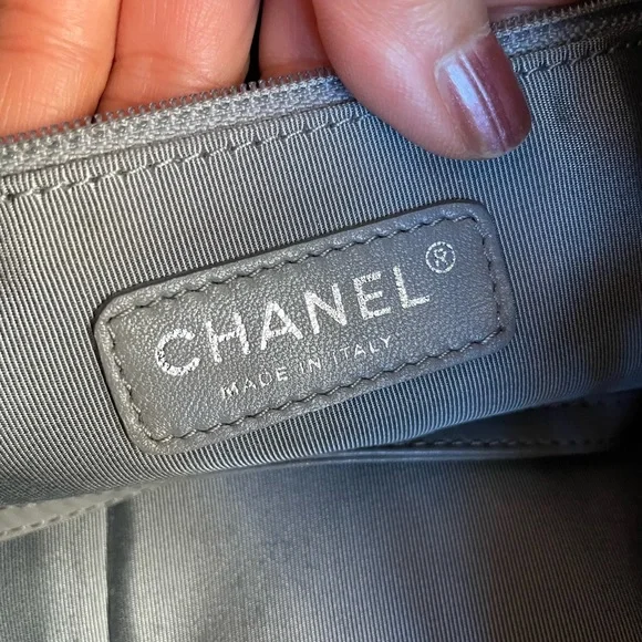 💯% Authentic Chanel hobo crossbody bag - Picture 9 of 17